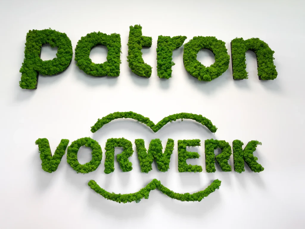 3D Vorwerk Patron Logo aus grünem Moos auf weißem Hintergrund